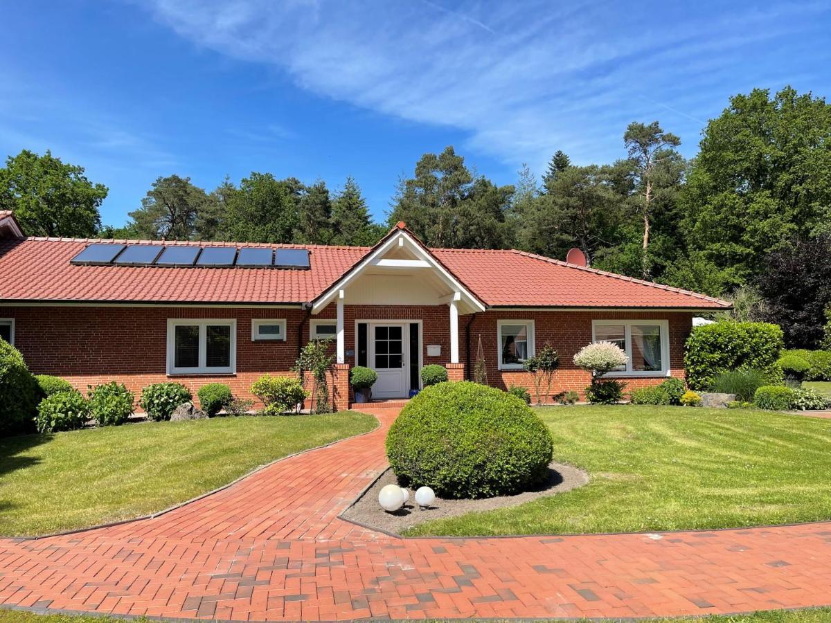Landhaus Am Wald Mit Garten Mit 1 Schlafnische Und 1 Schlafzimmer Aurich Exterior photo