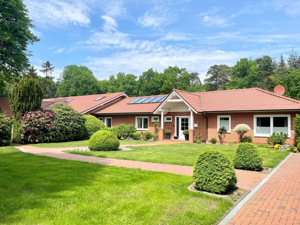 Landhaus Am Wald Mit Garten Mit 1 Schlafnische Und 1 Schlafzimmer Aurich Exterior photo