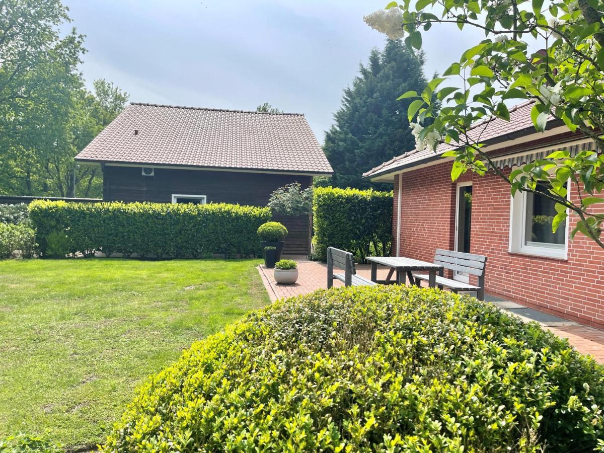Landhaus Am Wald Mit Garten Mit 1 Schlafnische Und 1 Schlafzimmer Aurich Exterior photo